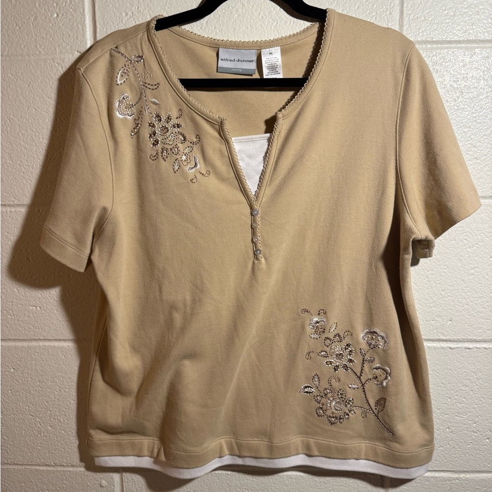 Grandma Core!- Tan and White floral embroidered short sleeve top ✨💐💿